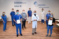 Sie nehmen E-Learning als Chance, von links: Franziska Behrens, Dr. Gerrit Jansen, Fabian Warstat, Eugen Latka, Dr. Hans-Werner Kottkamp, Chefarzt der Notaufnahmen im EvKB, Prof. Dr. Sebastian Rehberg, Chefarzt der Klinik AINS im EvKB, Dr. Rainer Borgstedt, Gesamtbereichsleitung Intensivmedizin der Klinik AINS im EvKB, Silvana Zeiser und Jill Delleré. (Bild: EvKB)